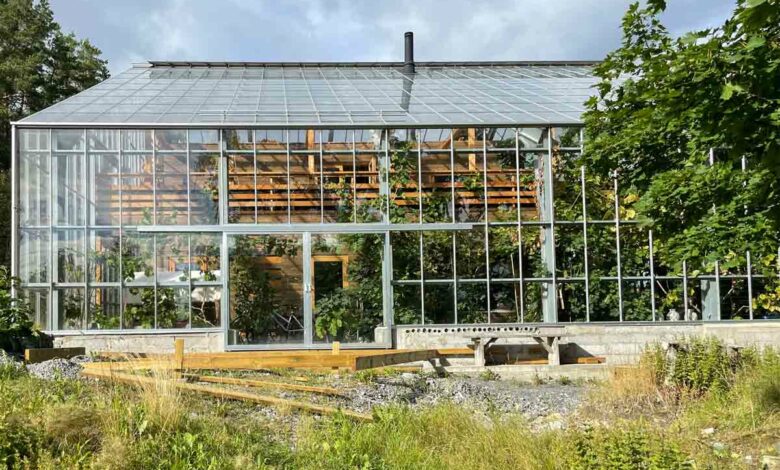 Une maison serre en Suède par Greenhouse Living.