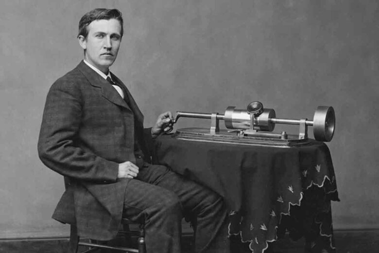 Edison et son prototype de phonographe à cylindres.