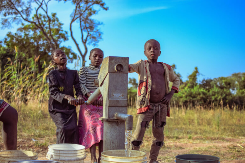 L'accès à l'eau dans certaines régions d'Afrique est encore compliqué, ici une jeune femme qui puise de l'eau propre sous le soleil dans une communauté rurale au Nigeria.