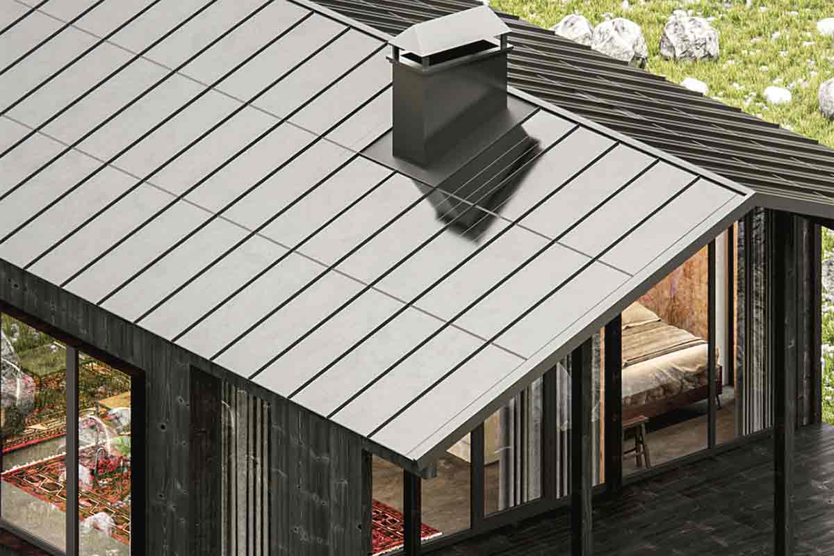 Une toiture complète en panneaux photovoltaïques donne un aspect nordique à cette maison sur pilotis.