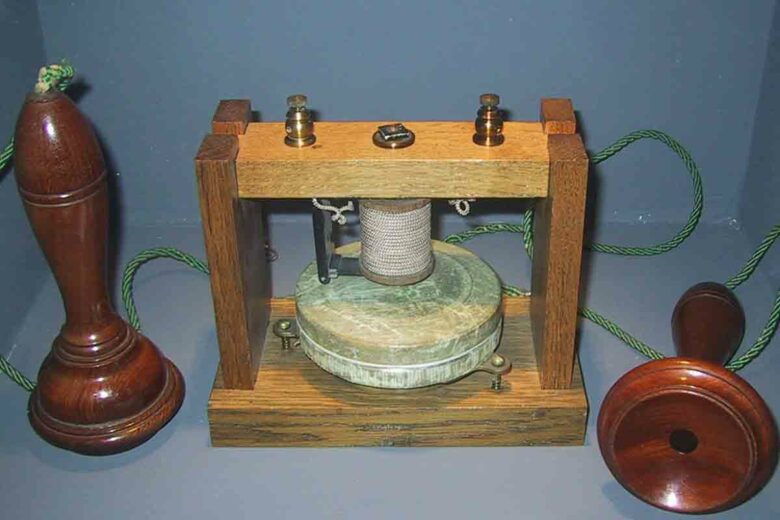 Système Bell (1877), collection historique France Télécom, musée des télécommunications de Pleumeur-Bodou.