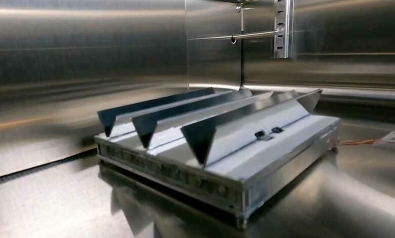 L'invention d'une tuile adaptative pour réduire les coûts de chauffage et de climatisation dans les maisons.
