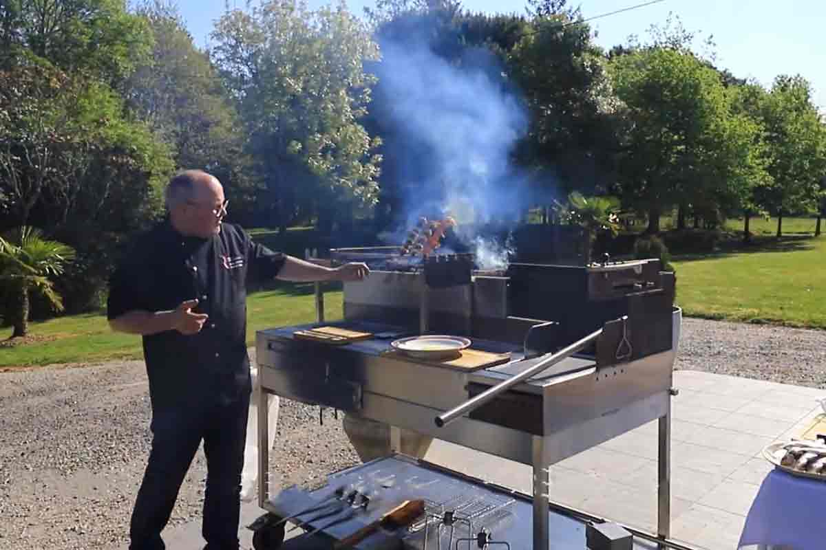Le Vendogril en fonctionnement pour une cuisson au barbecue plus saine.