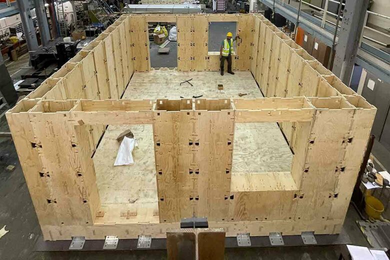 Le test de la structure d'une Wikihouse en laboratoire grandeur nature.