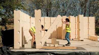 La construction d'une WikiHouse, bloc par bloc, peut être réalisée facilement.