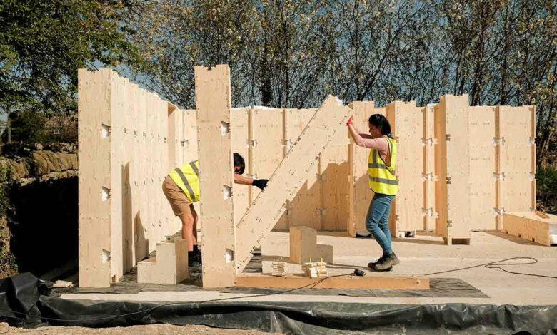 La construction d'une WikiHouse, bloc par bloc, peut être réalisée facilement.