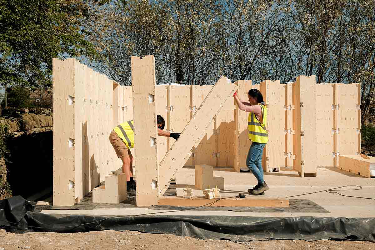 La construction d'une WikiHouse, bloc par bloc, peut être réalisée facilement.