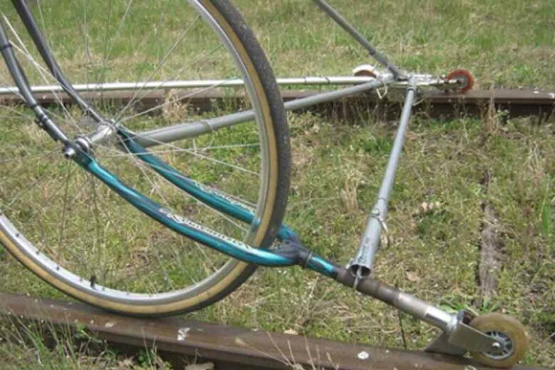 Une fourche de vélo et des pièces de trottinette en guise de guide de roue.