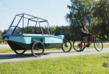 La version 3.0 du BeTriton, une minicaravane amphibie tractable avec un vélo électrique.
