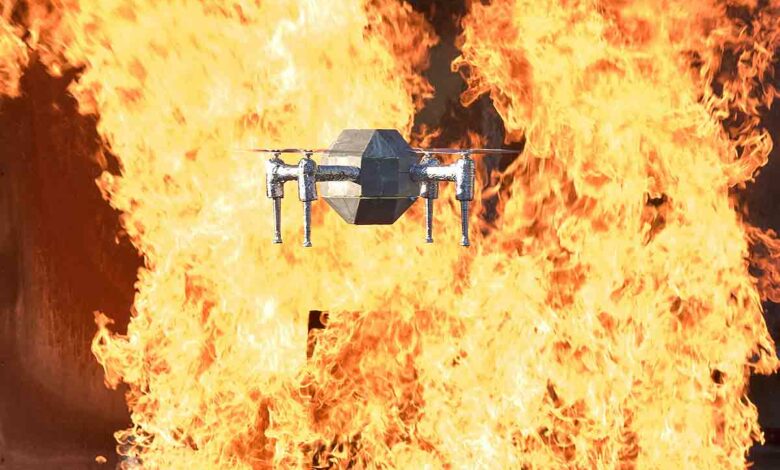 Le drone pompier lors de tests en situation proche de la réalité d'un incendie.