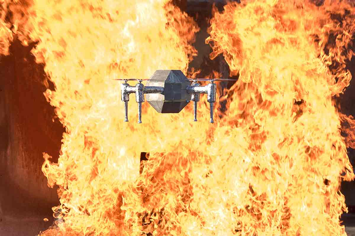 Le drone pompier lors de tests en situation proche de la réalité d'un incendie.