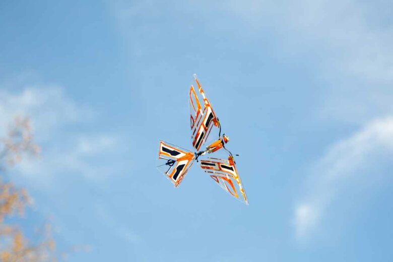 Contrairement aux drones standard, X-Fly reproduit les schémas de vol complexes des oiseaux et des insectes, offrant ainsi une expérience de vol plus immersive.