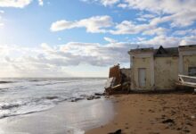 Des scientifiques ont trouvé un moyen d'absorber l'énergie des vagues. Ville d'Evpatoria (Crimée, péninsule de Crimée). Bâtiment et structures endommagés par l'érosion des côtes.