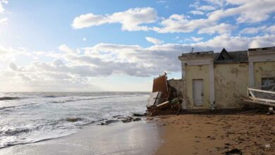 Des scientifiques ont trouvé un moyen d'absorber l'énergie des vagues. Ville d'Evpatoria (Crimée, péninsule de Crimée). Bâtiment et structures endommagés par l'érosion des côtes.