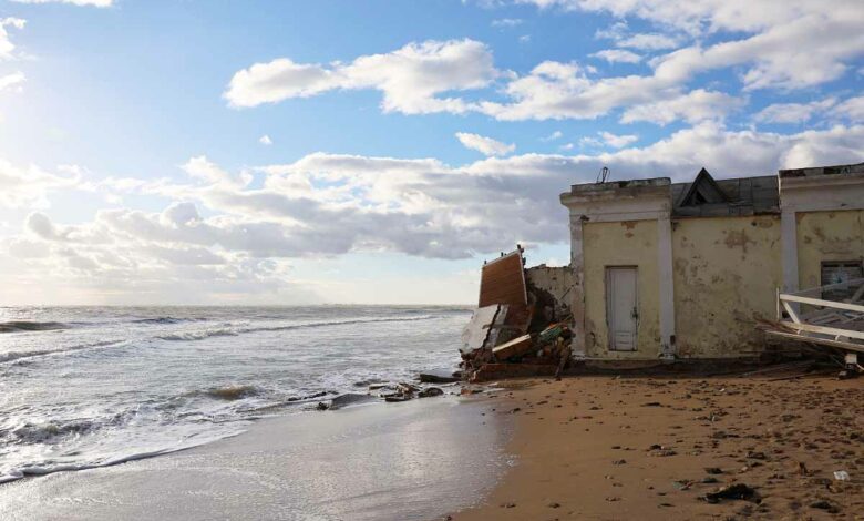 Des scientifiques ont trouvé un moyen d'absorber l'énergie des vagues. Ville d'Evpatoria (Crimée, péninsule de Crimée). Bâtiment et structures endommagés par l'érosion des côtes.