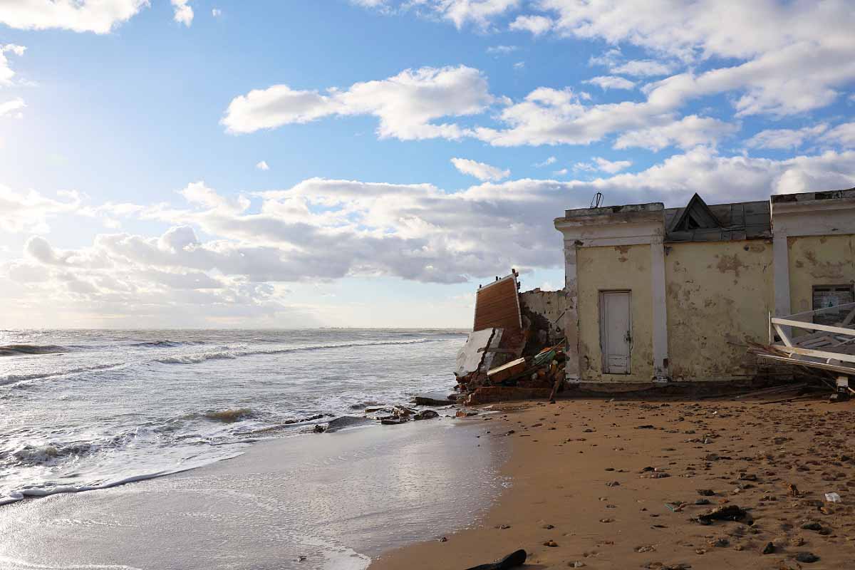 Des scientifiques ont trouvé un moyen d'absorber l'énergie des vagues. Ville d'Evpatoria (Crimée, péninsule de Crimée). Bâtiment et structures endommagés par l'érosion des côtes.