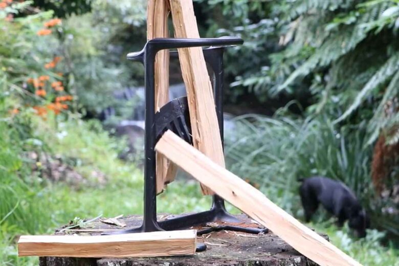 Pratique et sécurisé, le fendeur de bûches permet de faire du petit bois rapidement.