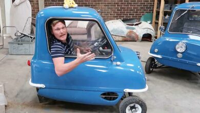 Plus étroite qu'une cabine téléphonique et plus courte qu'une Vespa, la microcar P50 est officiellement la plus petite voiture du monde.