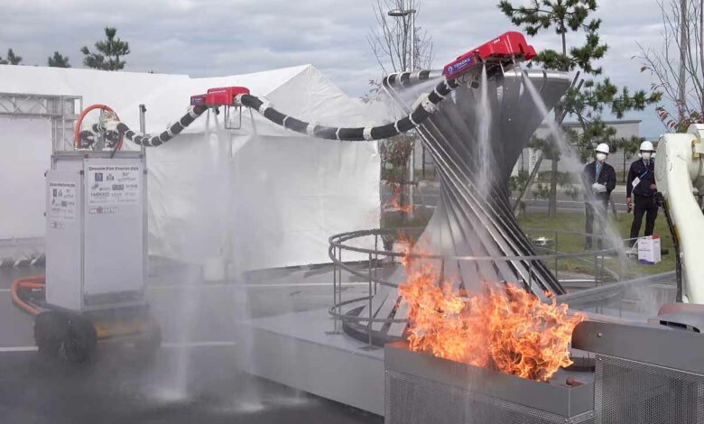 Une lance à incendie volante qui dirige elle-même pour lutter contre les incendies en utilisant sa propre pression d'eau comme système de propulsion.