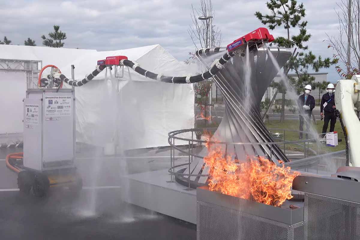 Une lance à incendie volante qui dirige elle-même pour lutter contre les incendies en utilisant sa propre pression d'eau comme système de propulsion.