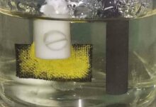 Formation d'un précipité jaune à base d'uranium lors de tests d'extraction dans de l'eau de mer.