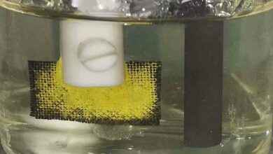 Formation d'un précipité jaune à base d'uranium lors de tests d'extraction dans de l'eau de mer.