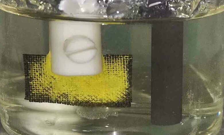 Formation d'un précipité jaune à base d'uranium lors de tests d'extraction dans de l'eau de mer.