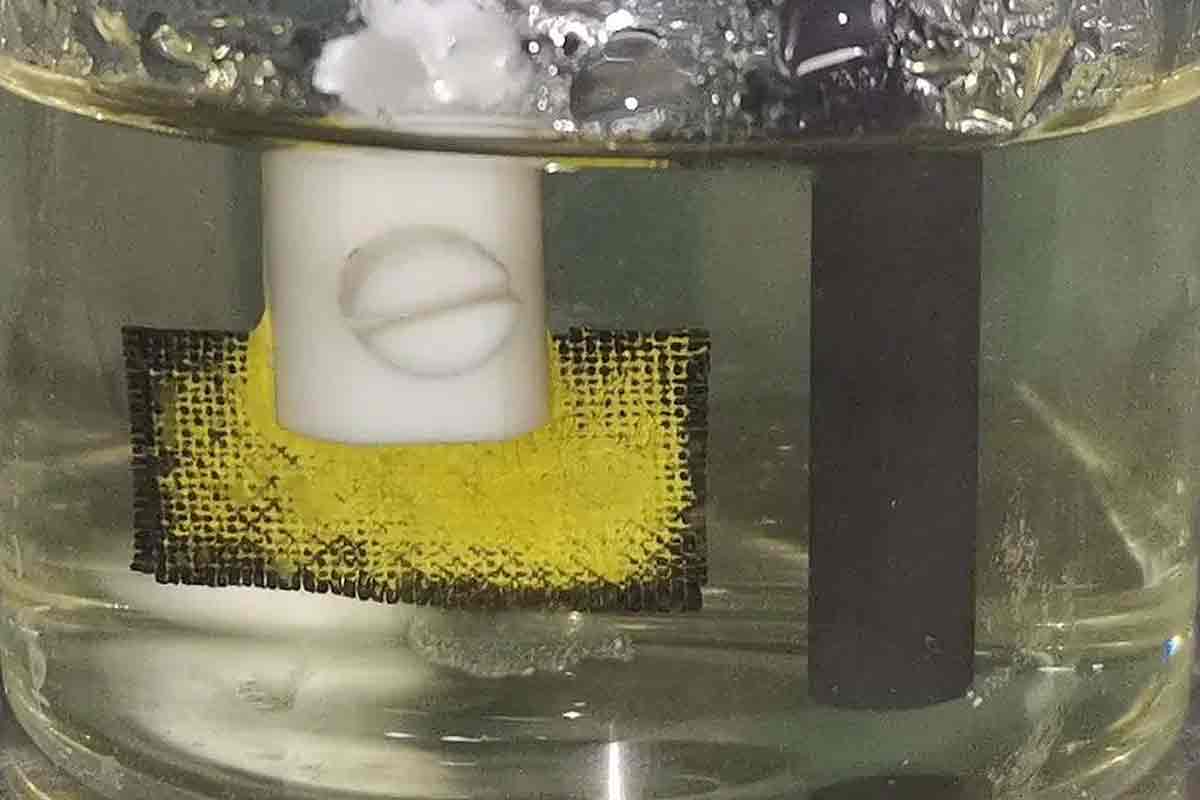 Formation d'un précipité jaune à base d'uranium lors de tests d'extraction dans de l'eau de mer.