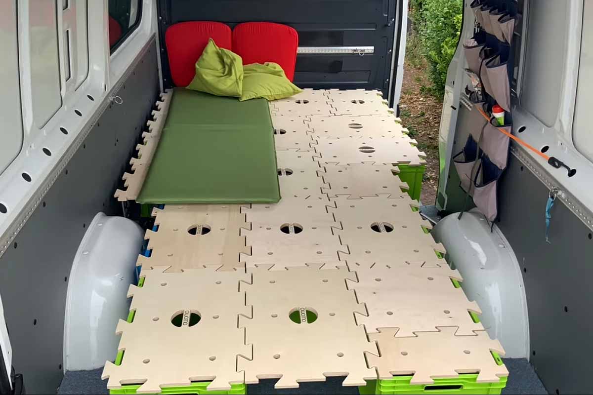 La société allemande Owomo a inventé un panneau modulaire pour transformer rapidement un utilitaire en véhicule de camping.