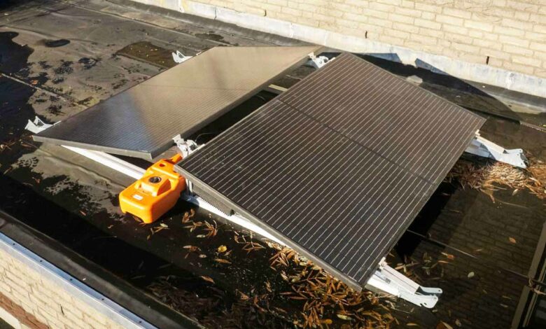 Un ensemble de panneaux solaires enfichables spécialement conçu pour rendre l'énergie solaire accessible à tous, même avec peu d'espace.