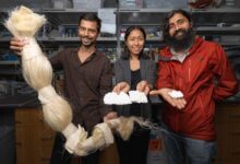 De gauche à droite, Anton Molina, Anesta Kothari et Manu Prakash montrent la fibre de sisal et la matière semblable au coton qu'ils ont produite à partir du sisal. Ils espèrent que ce matériau pourra être utilisé pour fabriquer des serviettes hygiéniques plus accessibles et plus durables. (Crédit photo : Andrew Brodhead)