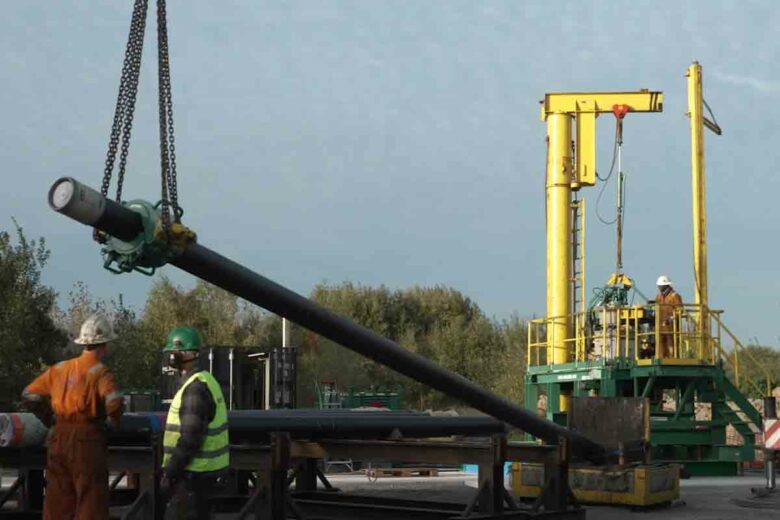 Manipulation des tubes pour le stockage d'hydrogène lors du chantier de construction du démonstrateur.