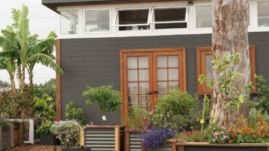 Un maison conteneur fabriquée essentiellement avec des matériaux de récupération et du recyclage.