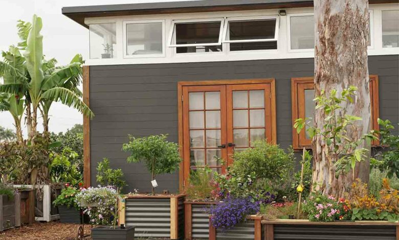 Un maison conteneur fabriquée essentiellement avec des matériaux de récupération et du recyclage.