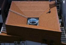 Une toiture atypique qui dévoile en son centre un puits de lumière.