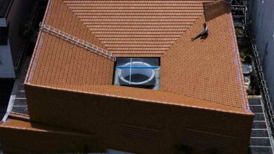 Une toiture atypique qui dévoile en son centre un puits de lumière.