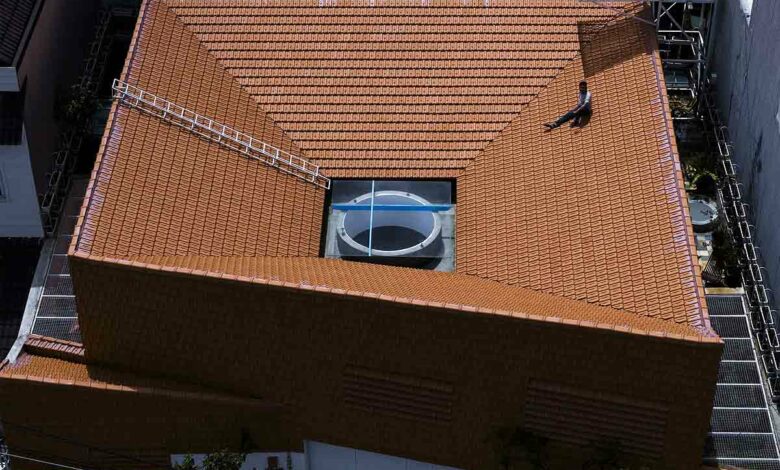 Une toiture atypique qui dévoile en son centre un puits de lumière.