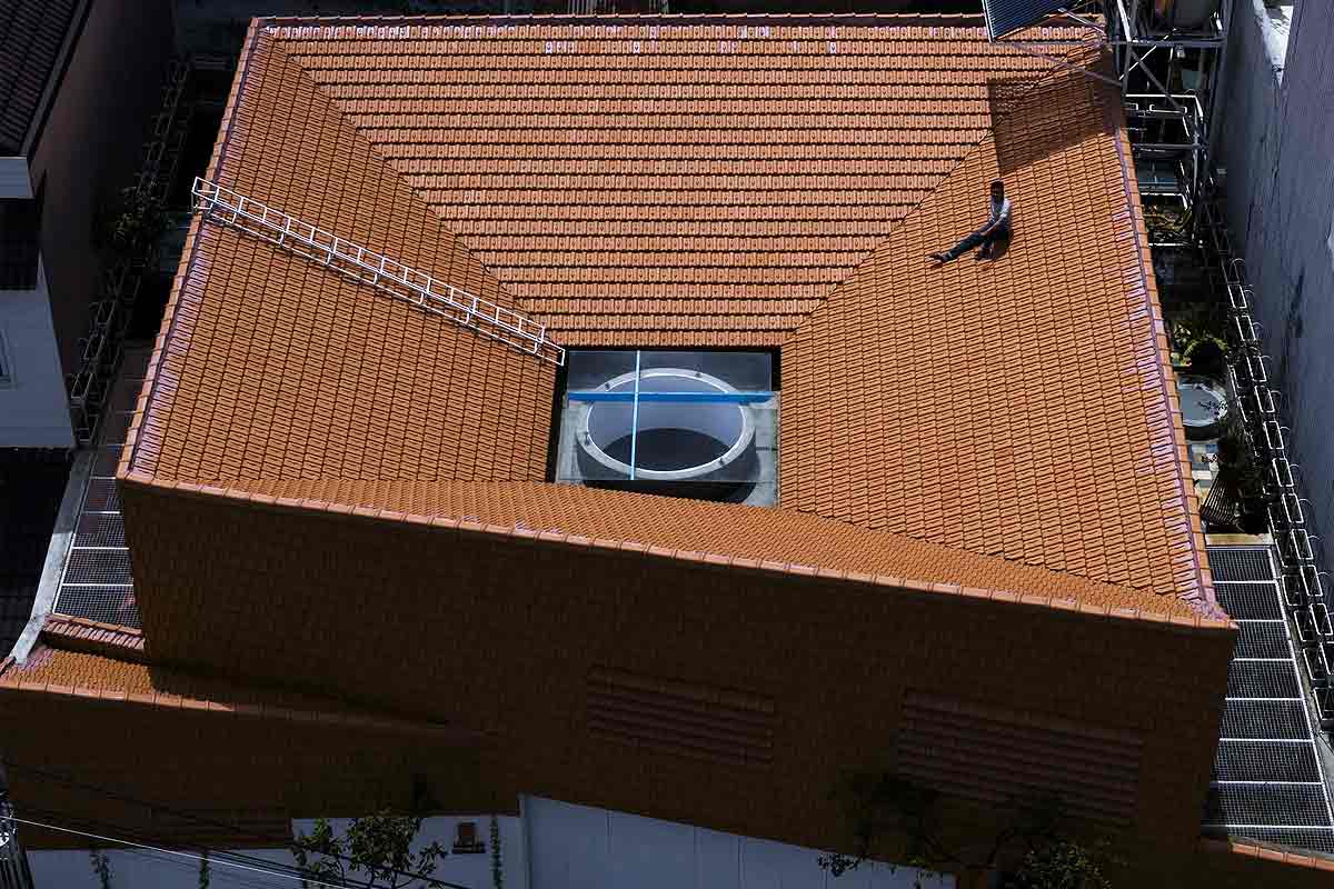 Une toiture atypique qui dévoile en son centre un puits de lumière.