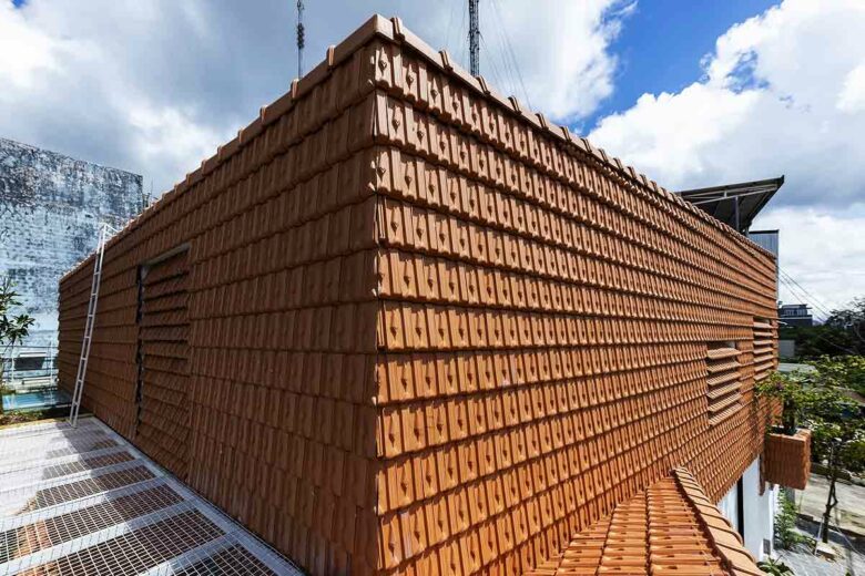 Le détail des murs recouverts de tuiles de cette maison.