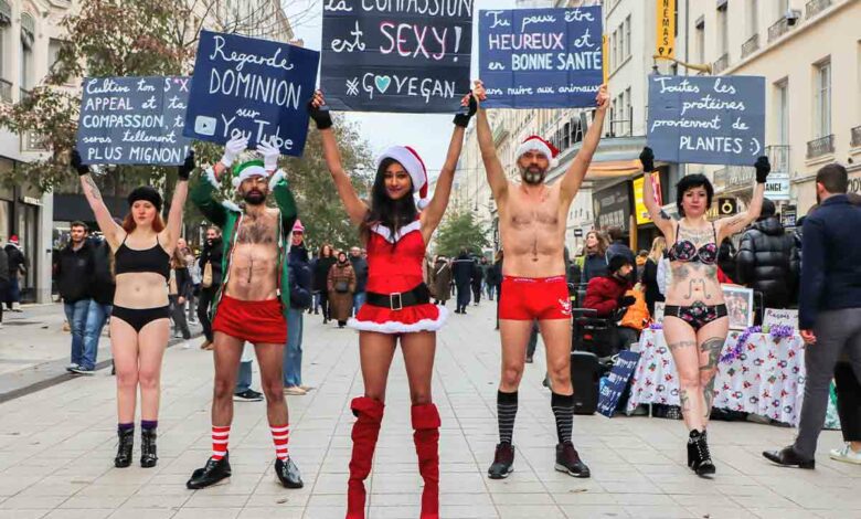 Une action pacifiste en sous-vêtements à Lyon.