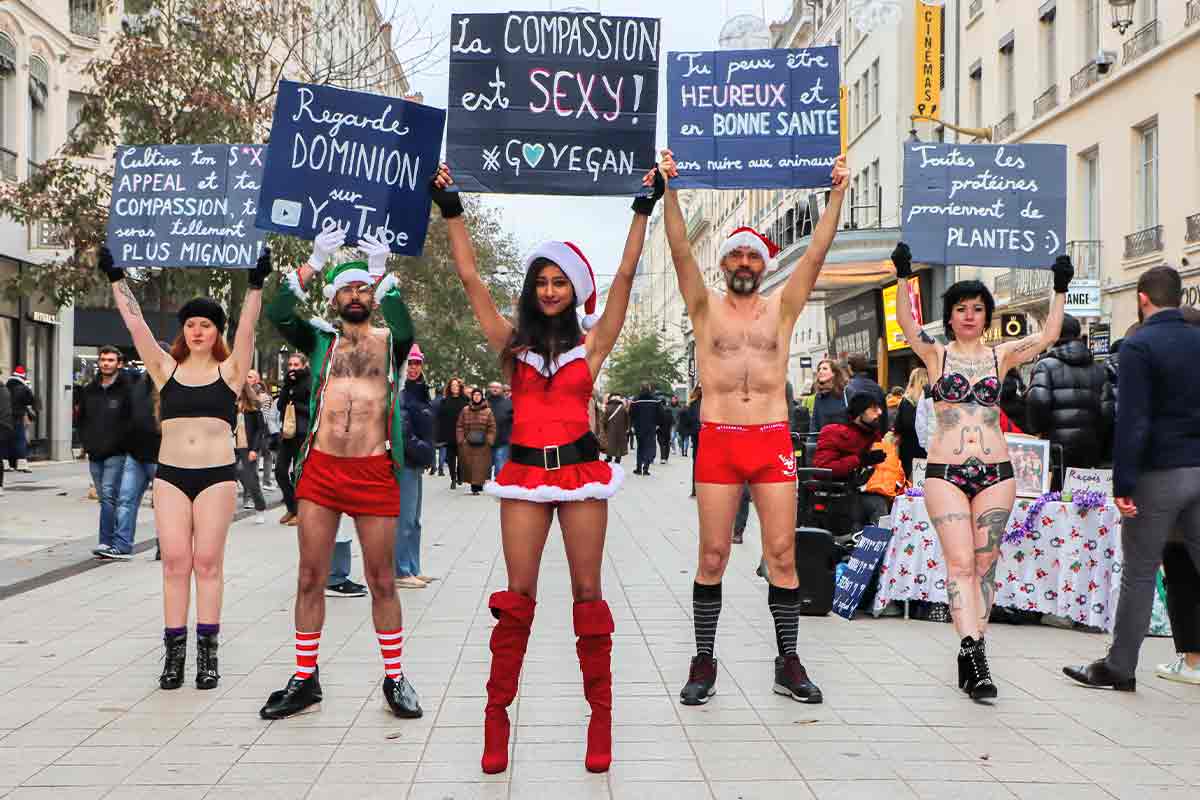 Une action pacifiste en sous-vêtements à Lyon.