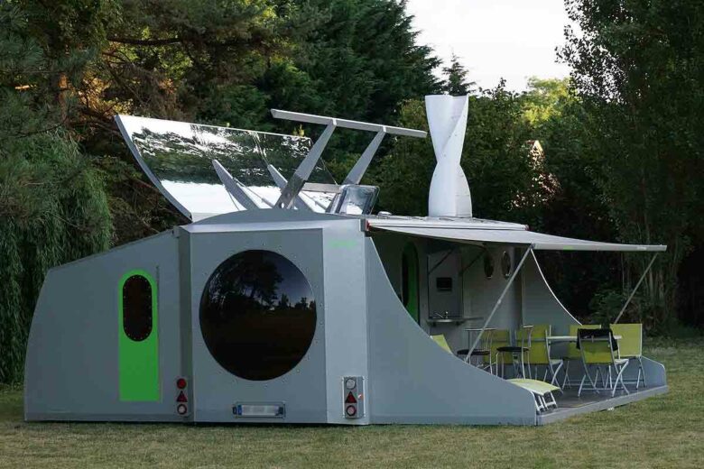 Pour la production d'énergie et d'eau chaude, la tiny-house possède, des panneaux solaires, une éolienne et un concentrateur de 6 m². 