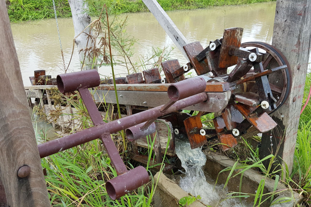 L'invention d'une pompe à eau qui fonctionne sans carburant ni électricité.