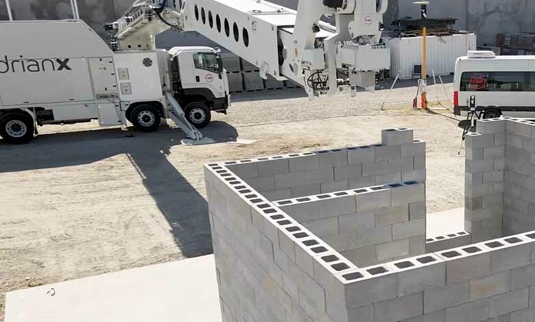 Le robot Hadrian X de FBR est capable de poser 300 briques par heure.