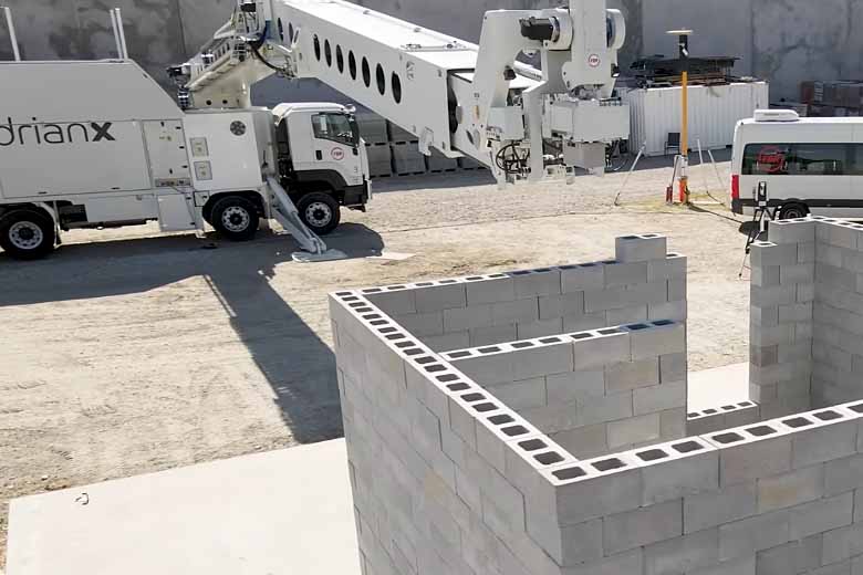 Le robot Hadrian X de FBR est capable de poser 300 briques par heure.