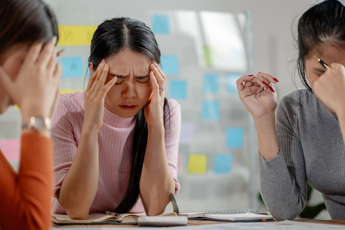 Les premiers symptômes d'une intoxication au monoxyde de carbone sont des mots de tête et vomissements.