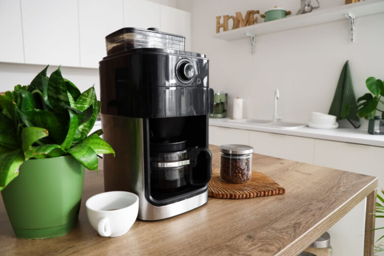Une machine à café avec broyeur à grains.