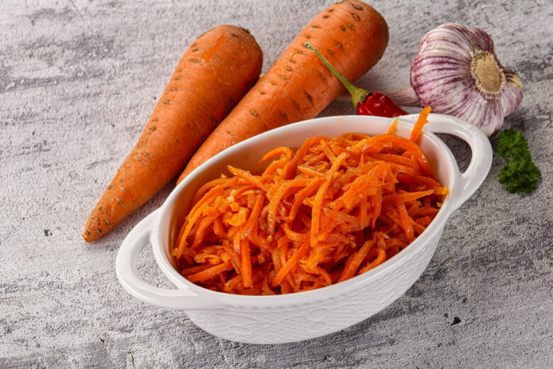 Une salade épicée de carottes râpées.