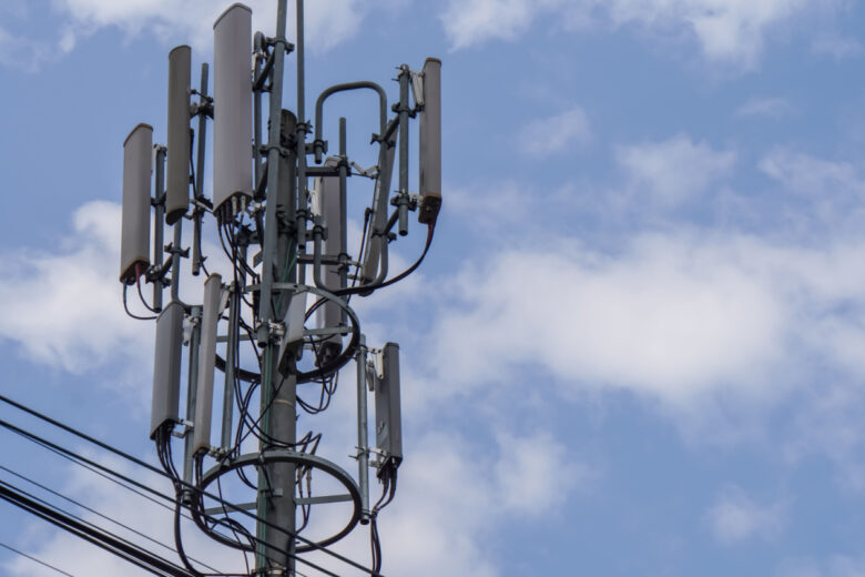 Les antennes relai sont des sources d'ondes électromagnétiques.