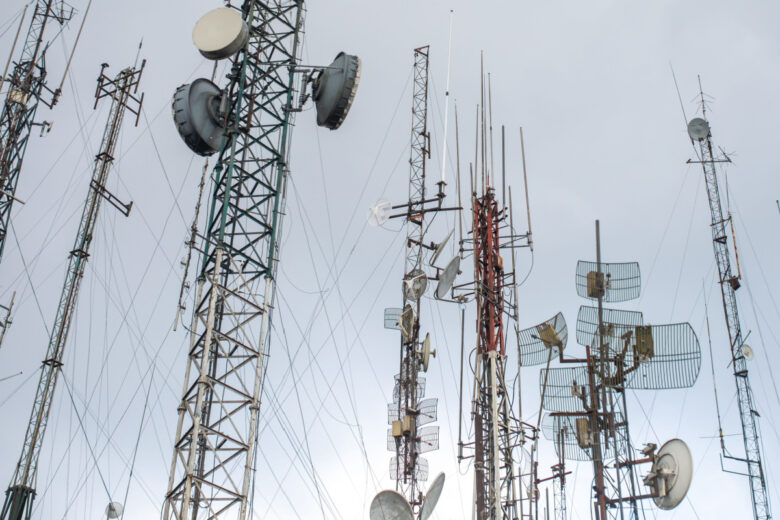 Plusieurs antennes relais avec des émetteurs.